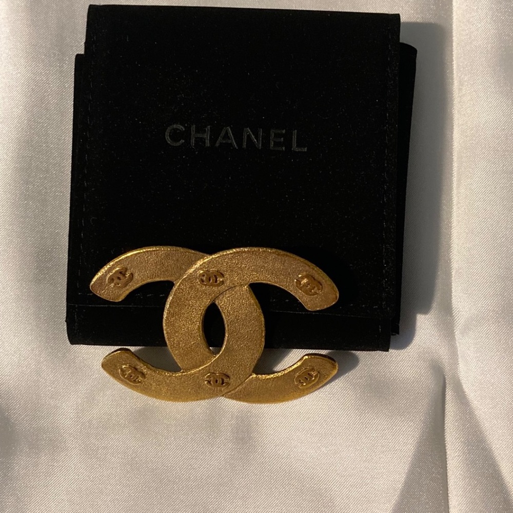 Rare Vintage Chanel Brooch (Jennie from Blackpink wore it) - Picture 5 of 11